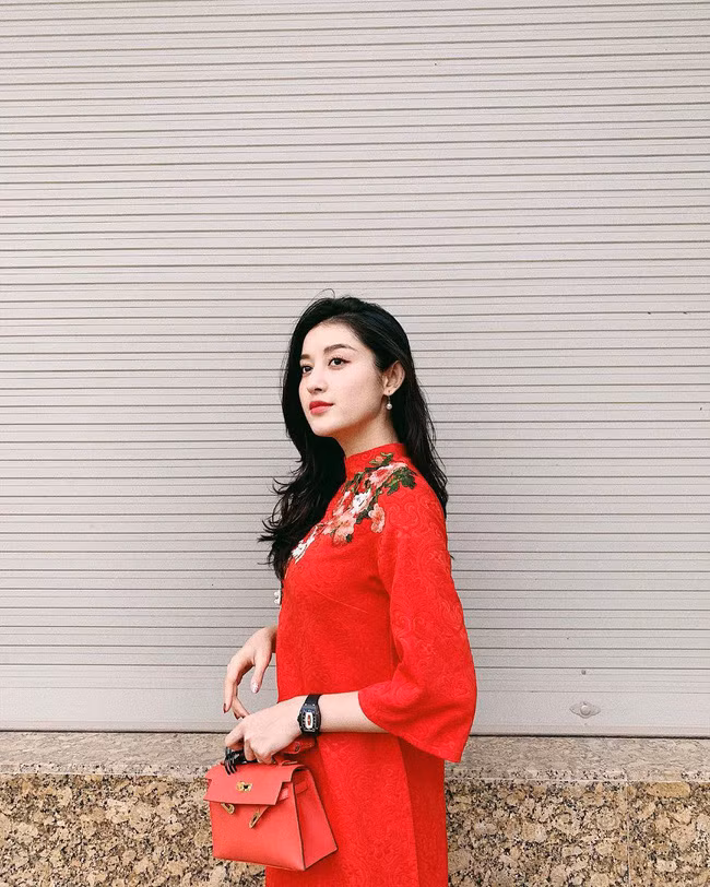 3 ngày Tết ai cũng xúng xính áo dài cách tân nhưng đây mới là 3 kiểu được các người đẹp Vbiz diện nhiều nhất - Ảnh 2. 3 ngày Tết ai cũng xúng xính áo dài cách tân nhưng đây mới là 3 kiểu được các người đẹp Vbiz diện nhiều nhất - Ảnh 2.