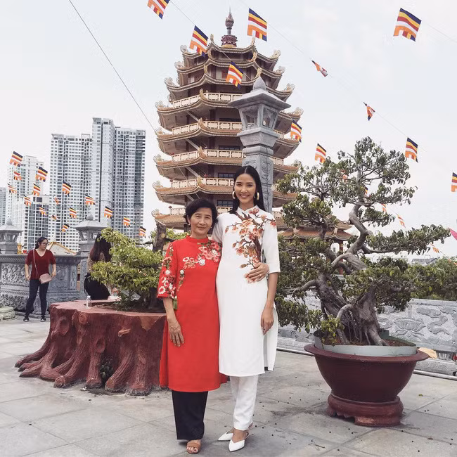 3 ngày Tết ai cũng xúng xính áo dài cách tân nhưng đây mới là 3 kiểu được các người đẹp Vbiz diện nhiều nhất - Ảnh 1. 3 ngày Tết ai cũng xúng xính áo dài cách tân nhưng đây mới là 3 kiểu được các người đẹp Vbiz diện nhiều nhất - Ảnh 1.