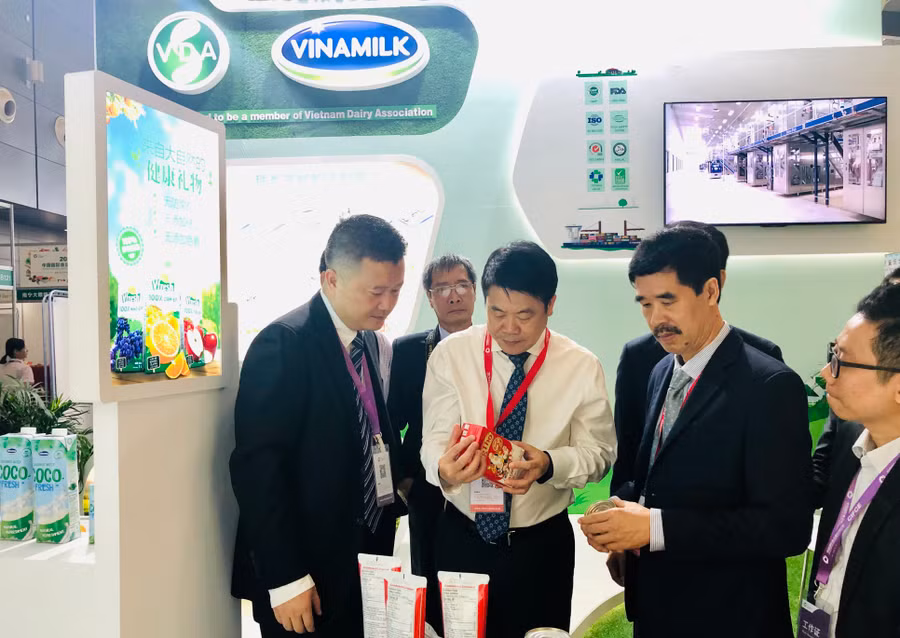 Ông Bành Tranh tìm hiểu về các sản phẩm sữa của Vinamilk trong sự kiện ra mắt người tiêu dùng Trung Quốc hồi tháng 9