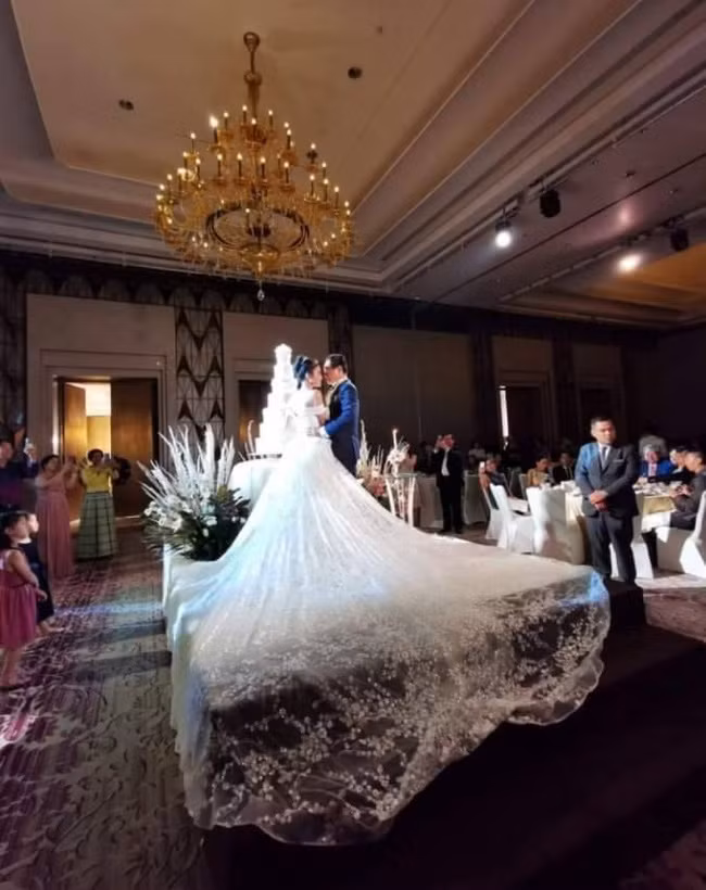 Đám cưới diễn ra vô cùng long trọng.