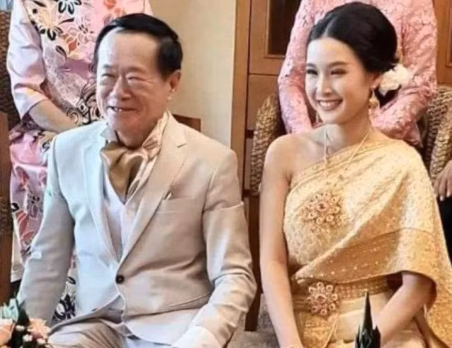 Cô dâu chú rể vui vẻ trong ngày trọng đại.