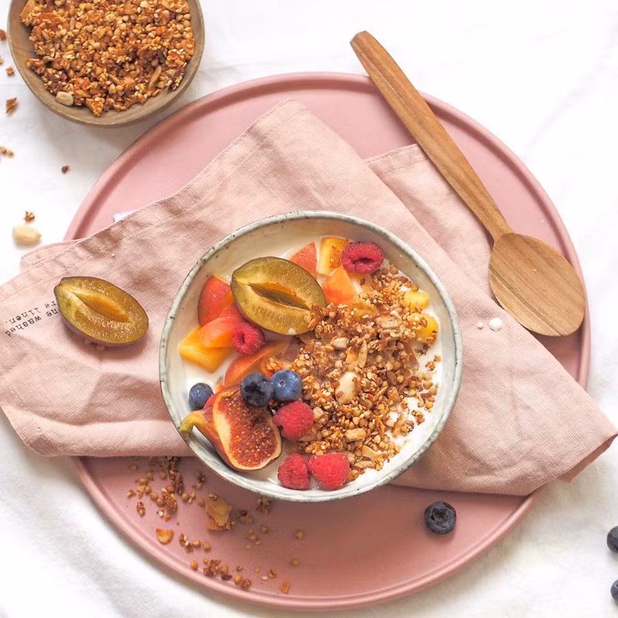 5. Sữa chua: Là nguồn protein tuyệt vời cho cơ thể con người, chứa nhiều lợi khuẩn tốt cho đường ruột và là người bạn trên hành trình giảm cân của phái đẹp. Ảnh: @sophies_happyplace. An tha ga 7 loai thuc pham nay ma khong lo tang can hinh anh 9