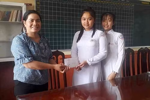 Hai nữ sinh trường THPT Vĩnh Định trả lại tiền cho người đánh rơi. Ảnh: NVCC Hai nữ sinh trường THPT Vĩnh Định trả lại tiền cho người đánh rơi.Ảnh:NVCC