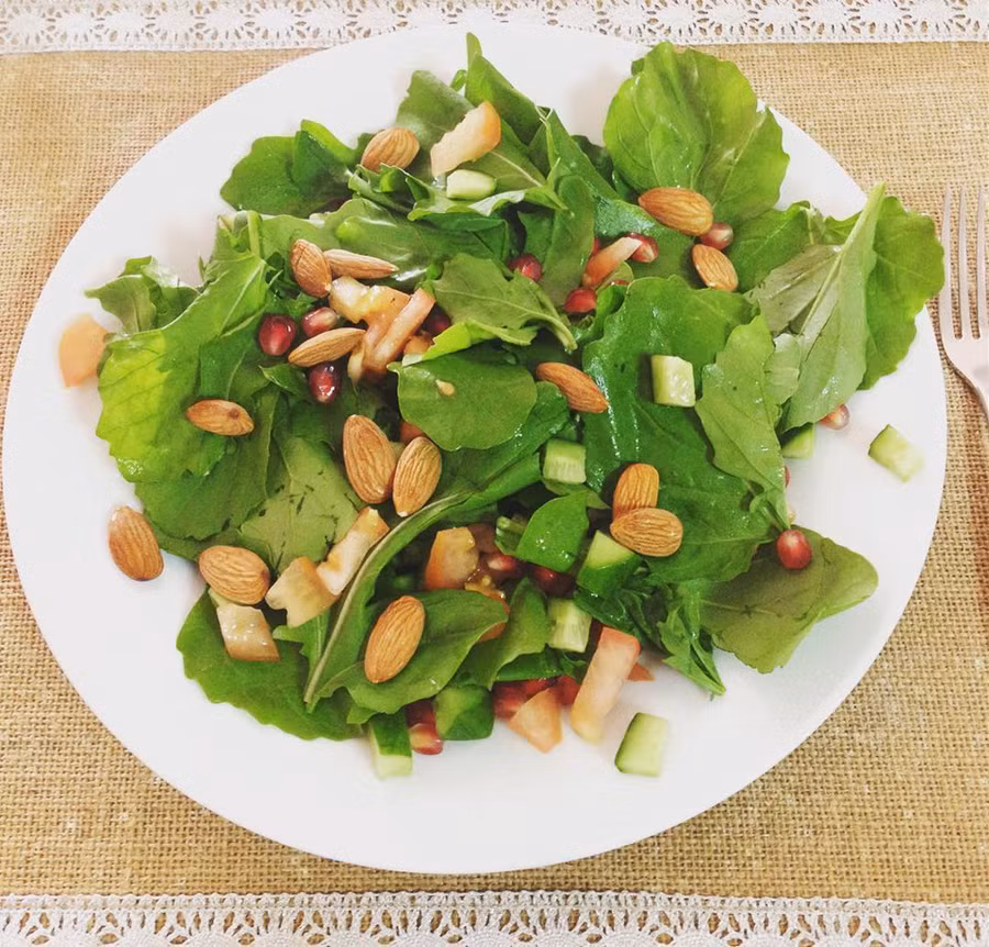 7. Hạnh nhân: Luôn là một trong những lựa chọn hàng đầu để rắc lên salad hay các món phụ trong mỗi chế độ giảm cân lành mạnh. Loại hạt này giàu vitamin E và là nguồn chất béo không bão hòa. Ảnh:@love_the_healthyfood. An tha ga 7 loai thuc pham nay ma khong lo tang can hinh anh 13