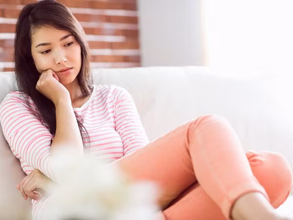 Người cũ cùng quẫn tiết lộ chuyện động trời với mẹ chồng tôi, bà đáp trả khiến tôi hãnh diện ảnh 1 Còn tôi cũng vì sợ nên cứ thế đưa tiền. (Ảnh minh họa)