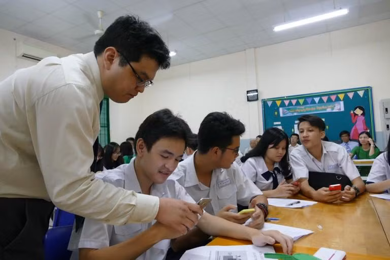 Học sinh sử dụng điện thoại khi được sự cho phép của giáo viên (Ảnh minh hoạ)