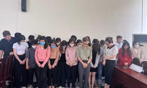 Các đối tượng liên quan được đưa về trụ sở công an. Các đối tượng liên quan được đưa về trụ sở công an.