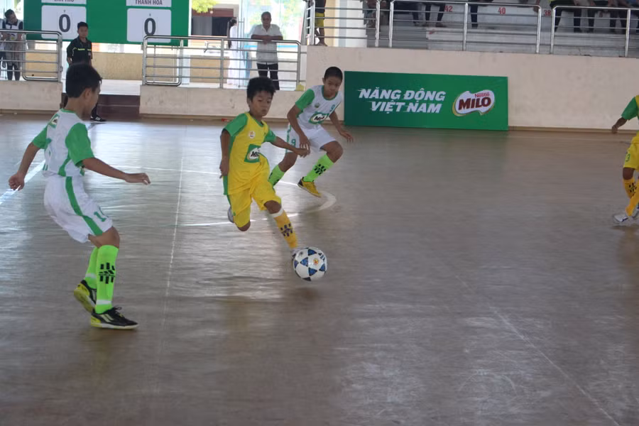  Các đội bóng quyết liệt tranh tài giành vé vào chung kết tranh ngôi vô địch giải bóng đá Hội khỏe Phù Đổng cúp MiLo năm 2017. Ảnh: Nguyễn Quỳnh