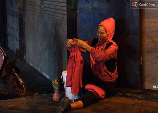Đêm giáp Tết ấm áp với tấm lòng thiện nguyện của các bạn học sinh cấp 3 tới người lao động nghèo - Ảnh 8. Đêm giáp Tết ấm áp với tấm lòng thiện nguyện của các bạn học sinh cấp 3 tới người lao động nghèo - Ảnh 8.