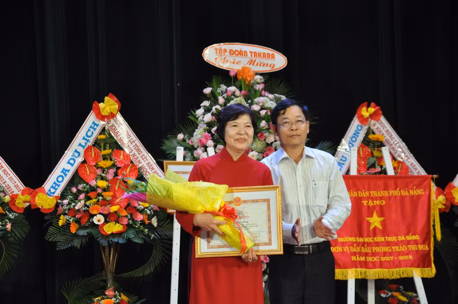 Bảo hiểm xã hội Việt Nam trao tặng bằng khen cho Kỹ sư Nguyễn Thị Oanh – Phó Hiệu trưởng nhà trường vì có nhiều đóng góp cho công tác bảo hiểm y tế học sinh, sinh viên.