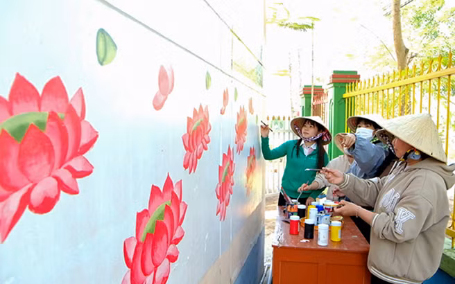 Các trường học trên địa bàn huyện Hồng Ngự tích cực tham gia Hội thi vẽ bích họa Sen. Ảnh: Minh Thi.