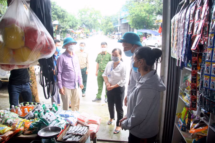Cán bộ xã Mường Kim (huyện Than Uyên) tuyên truyền người dân chấp hành quy định phòng, chống dịch Covid-19.