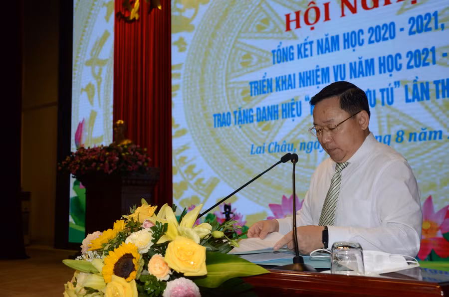 NGƯT Đinh Trung Tuấn, Giám đốc Sở GD&ĐT Lai Châu thông qua Báo cáo tổng kết năm học 2020-2021.
