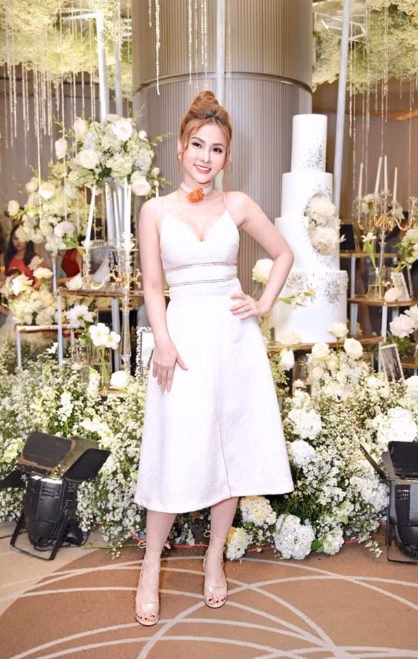 Thu Thủy gây choáng với gương mặt biến dạng, bắp tay ngấn mỡ ảnh 5 Thu Thủy gây choáng người nhìn với gương mặt biến dạng và bắp tay ngấn mỡ-6