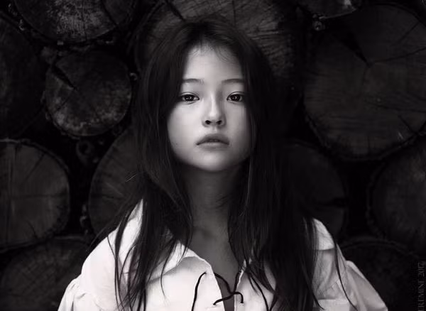 Vẻ đẹp cuốn hút đầy thần thái của Ella biến hóa linh hoạt qua từng bộ ảnh.