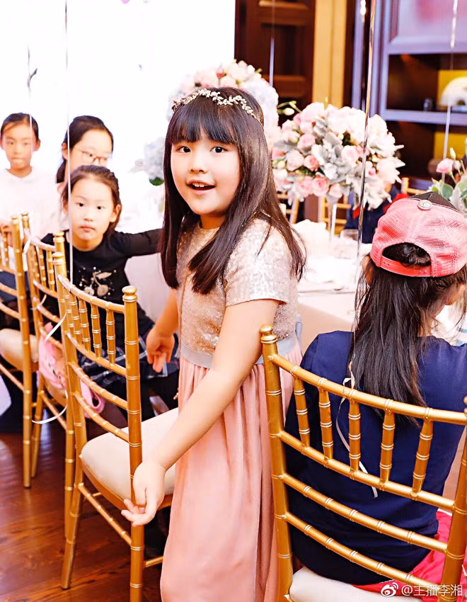 Cuoc song phu day hang hieu cua con gai MC quyen luc Trung Quoc hinh anh 7 