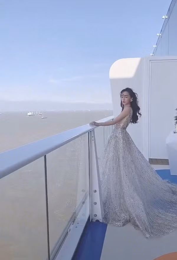 Đập tan tin đồn ly hôn, Huỳnh Hiểu Minh xuất hiện cùng Angelababy, chu đáo nâng váy giúp vợ ảnh 15