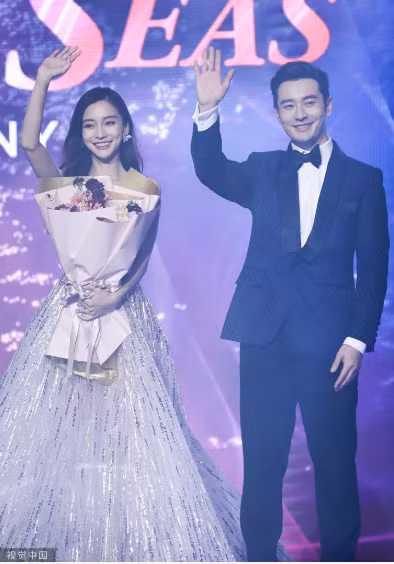 Đập tan tin đồn ly hôn, Huỳnh Hiểu Minh xuất hiện cùng Angelababy, chu đáo nâng váy giúp vợ ảnh 1