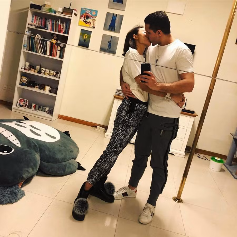 Lộ gia thế siêu khủng của chồng Tây siêu mẫu Phương Mai: Đẹp trai, con nhà giàu, giám đốc một tập đoàn tư vấn tài chính đình đám - Ảnh 7. Lộ gia thế siêu khủng của chồng Tây siêu mẫu Phương Mai: Đẹp trai, con nhà giàu, giám đốc một tập đoàn tư vấn tài chính đình đám - Ảnh 7.