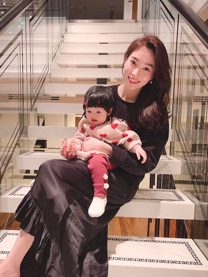 Mở tủ đồ của Hoa hậu Đặng Thu Thảo, ai cũng bất ngờ vì thấy điều này ảnh 16 dang thu thao: nang hoa hau so huu tu do khong co gi ngoai trang va den - 16