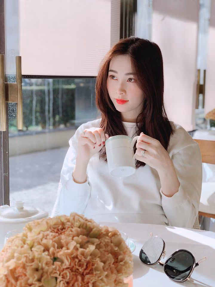 Mở tủ đồ của Hoa hậu Đặng Thu Thảo, ai cũng bất ngờ vì thấy điều này ảnh 3 dang thu thao: nang hoa hau so huu tu do khong co gi ngoai trang va den - 3
