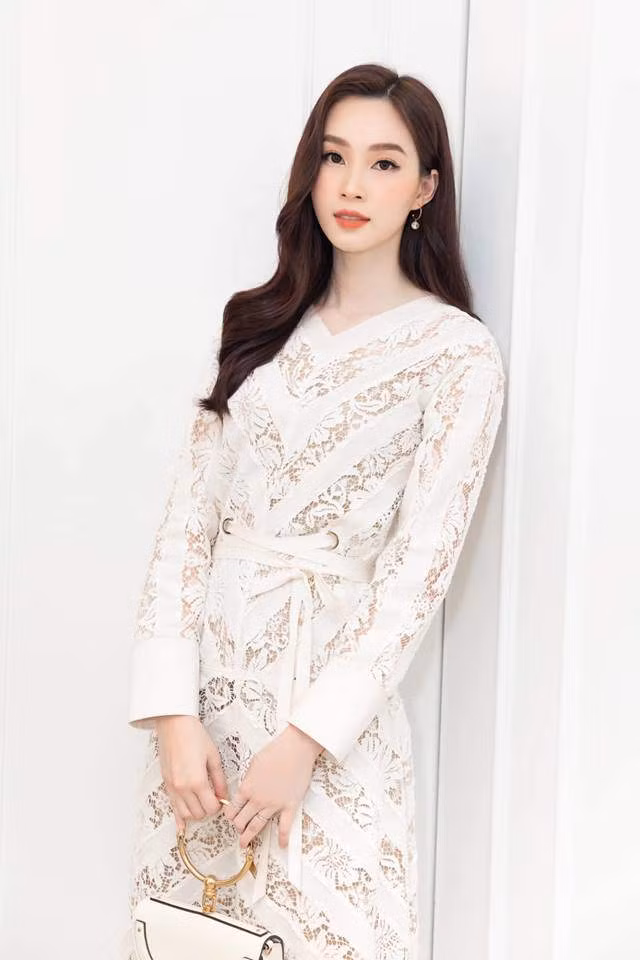 Mở tủ đồ của Hoa hậu Đặng Thu Thảo, ai cũng bất ngờ vì thấy điều này ảnh 6 dang thu thao: nang hoa hau so huu tu do khong co gi ngoai trang va den - 6