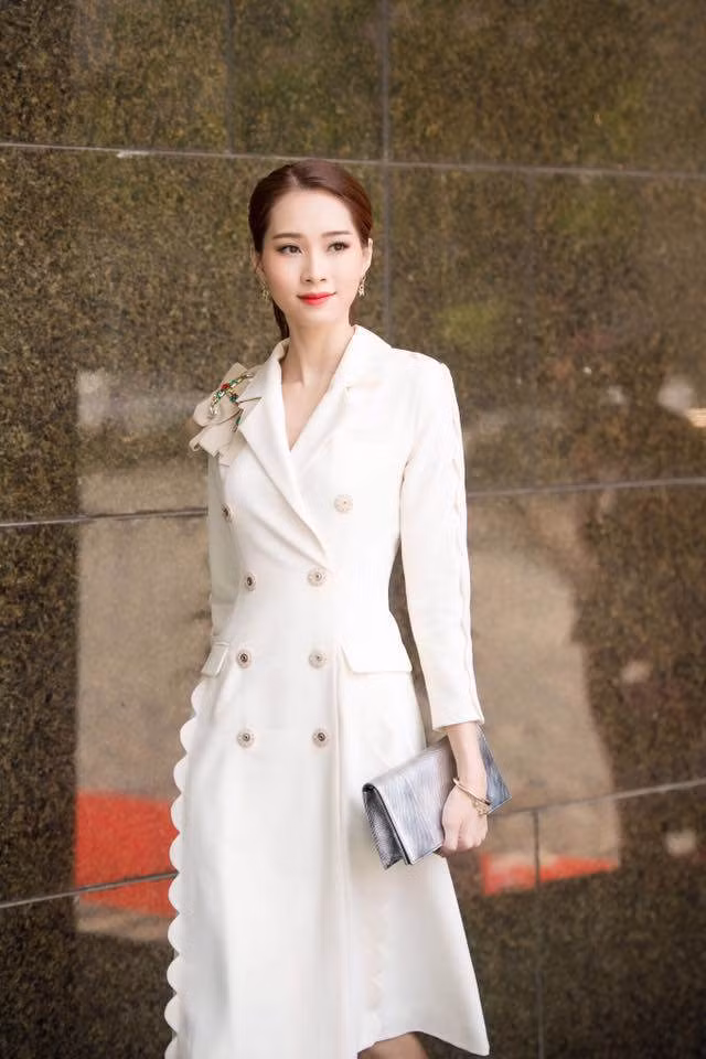 Mở tủ đồ của Hoa hậu Đặng Thu Thảo, ai cũng bất ngờ vì thấy điều này ảnh 8 dang thu thao: nang hoa hau so huu tu do khong co gi ngoai trang va den - 8