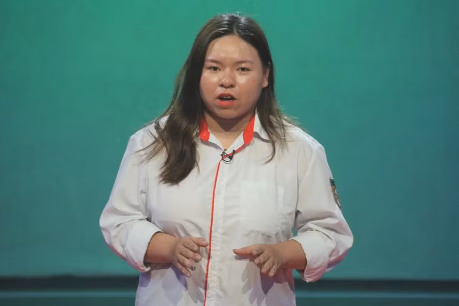 Nữ sinh ngỗ nghịch được cô giáo cảm hóa bằng “than đá và kim cương”
