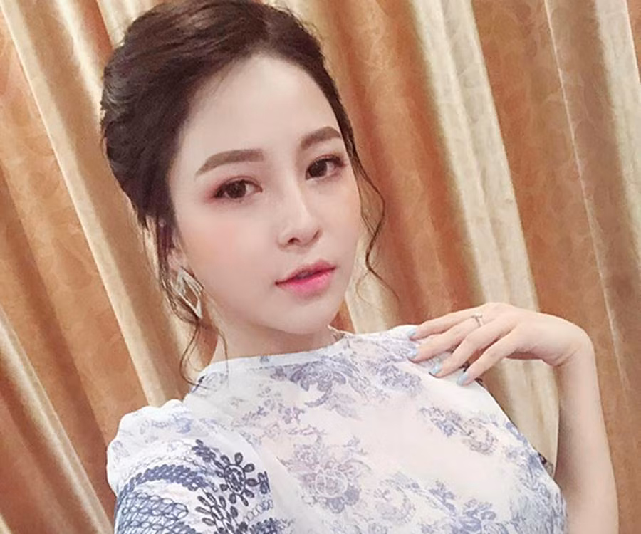 Gần 2 tháng sau scandal lộ clip nóng, hot girl Trâm Anh tái xuất với gương mặt lạ lẫm ảnh 2 Gần 2 tháng sau scandal lộ clip nóng hot girl Trâm Anh tái xuất với gương mặt sưng phồng, bị nghi đã thẩm mỹ?-5