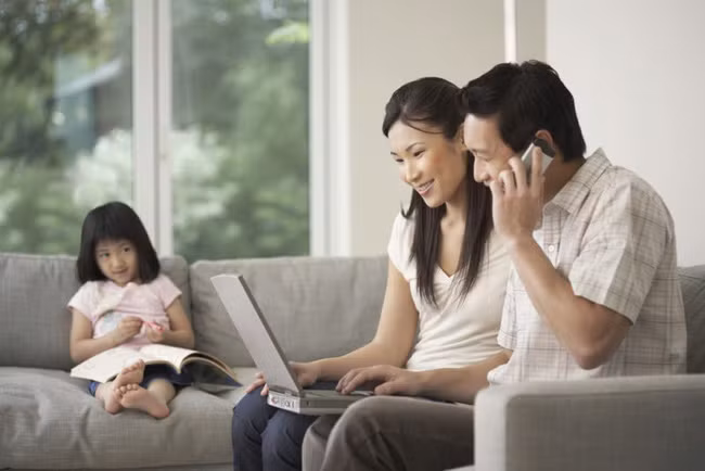 Con ước gì mình là chiếc điện thoại di động kia, để bố mẹ dành thời gian bên con nhiều hơn - Ảnh 2.