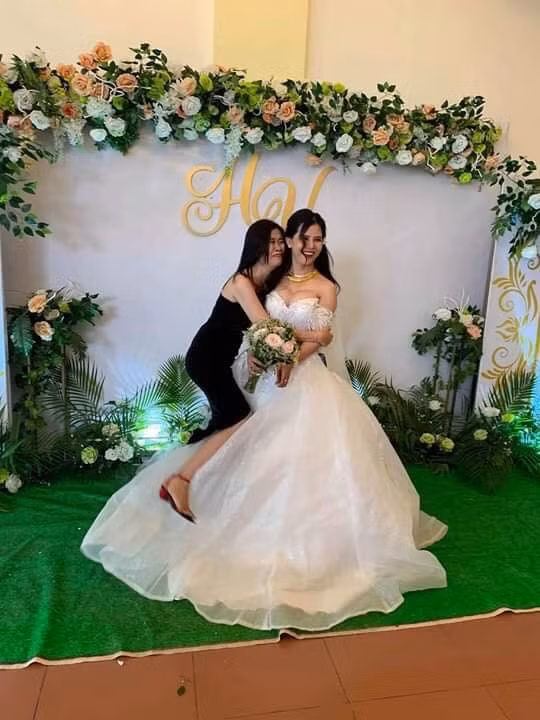 Cô gái cười hớn hở ôm lấy cô dâu. Ảnh: KSC