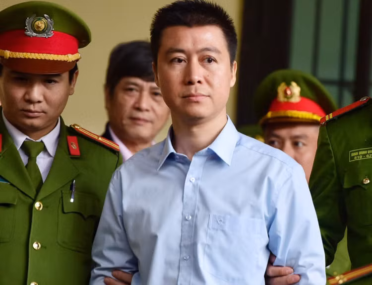 Phan Sào Nam bị cảnh sát áp giải ra phiên tòa sơ thẩm mở tháng 11/2018. Ảnh: Giang Huy Phan Sào Nam bị cảnh sát áp giải ra phiên tòa sơ thẩm mở tháng 11/2018. Ảnh: Giang Huy