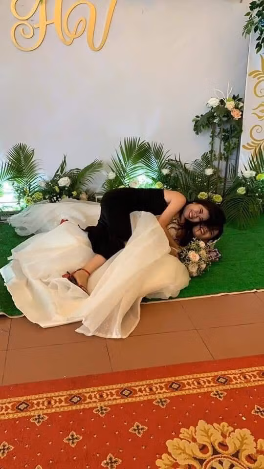 Dù cả hai cùng ngã nhưng ai cũng vô cùng rạng rỡ và tỏ ra hạnh phúc. Ảnh: KSC