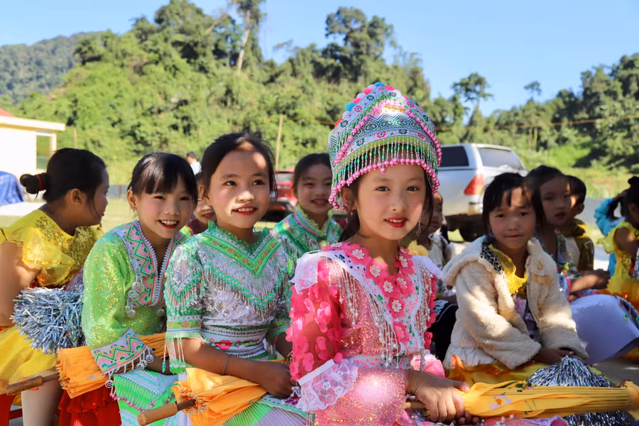 Niềm vui đến với các em học sinh điểm trường Lũng Hoài. Niềm vui đến với các em học sinh điểm trường Lũng Hoài.