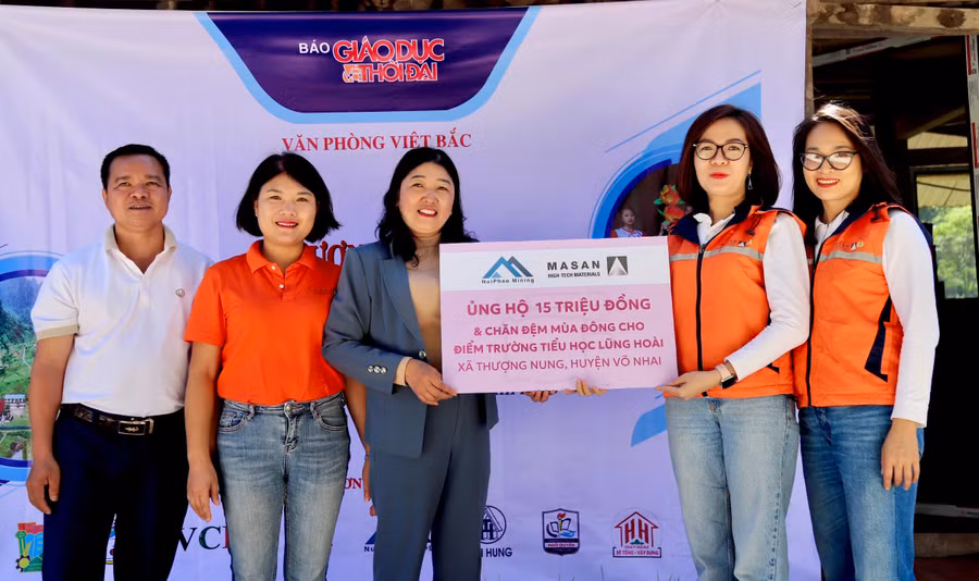 Đại diện các nhà tài trợ trao quà cho cho thầy cô và các em học sinh. Đại diện các nhà tài trợ trao quà cho cho thầy cô và các em học sinh.
