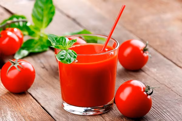 Nước ép cà chua cũng là biện pháp giúp giảm quầng thâm, bọng mắt hiệu quả (Ảnh minh họa).
