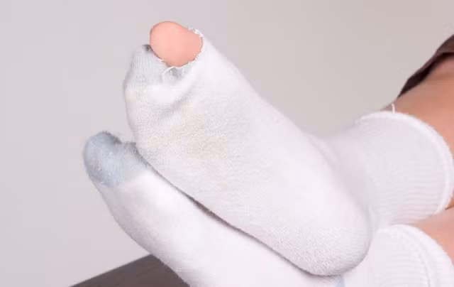5 items chỉ khiến tủ áo quần thêm chật, nên tống khứ ngay nếu không muốn bị kéo tụt phong cách - Ảnh 4.