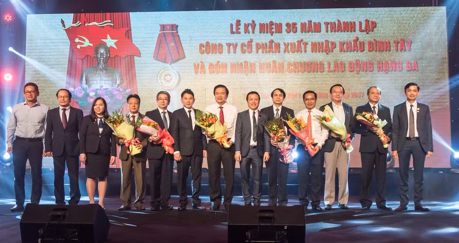 Lãnh đạo BITEX chụp hình cùng lãnh đạo Trung ương và địa phương tại buổi lễ Lãnh đạo BITEX chụp hình cùng lãnh đạo Trung ương và địa phương tại buổi lễ