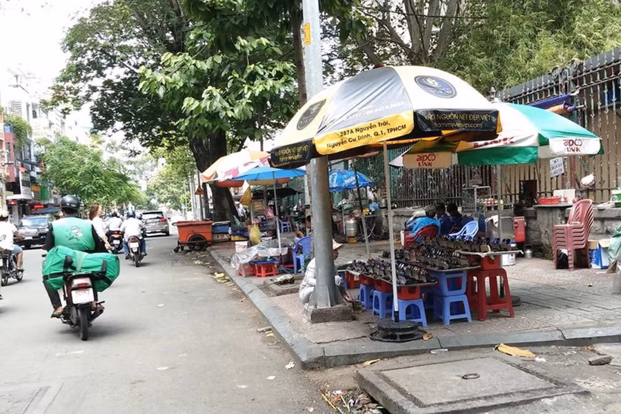 Thu phí vỉa hè - Người dân cần minh bạch và công bằng