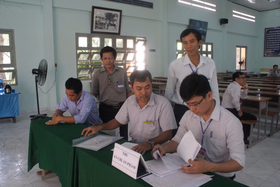 Cán bộ Trường ĐH Tài nguyên và Môi trường làm công tác thi THPT quốc gia tại tỉnh Tiền Giang năm 2018. Ảnh: Q. Ngữ
