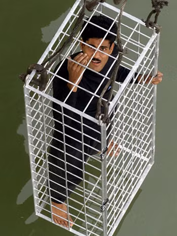Lahiri trong màn biểu diễn năm 2002 ở cùng địa điểm. Ảnh: Reuters