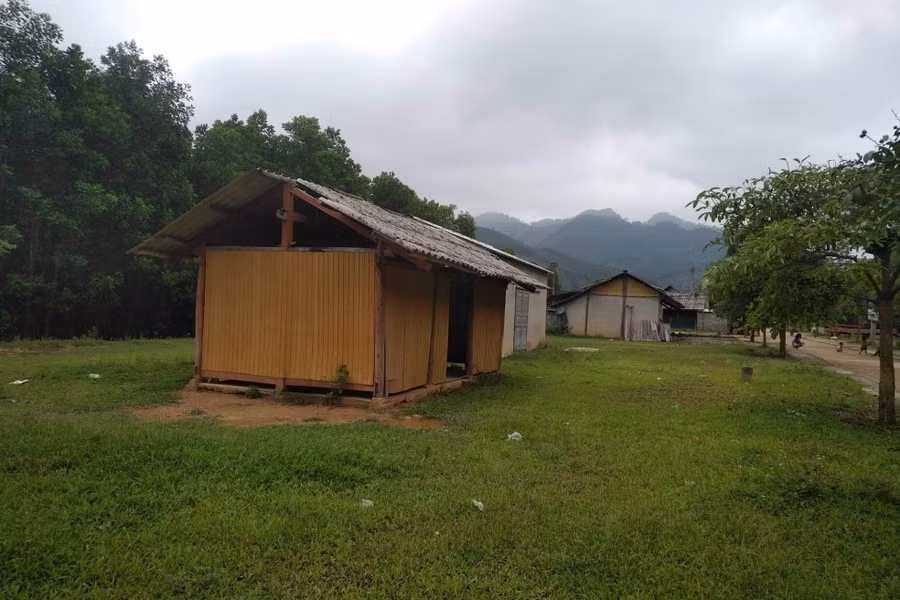 Những căn nhà sơ sài của người dân được dựng lên trong khu tái cư Tam Va