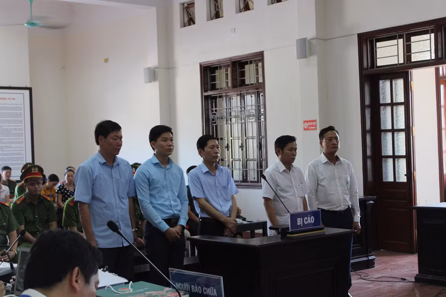 Bác sĩ Hoàng Công Lương (thứ 2 từ trái sang). Ảnh: Mạnh Hùng