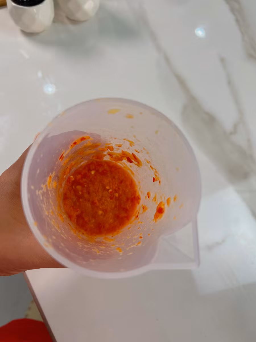 Xay hỗn hợp ớt trước. Xay hỗn hợp ớt trước.