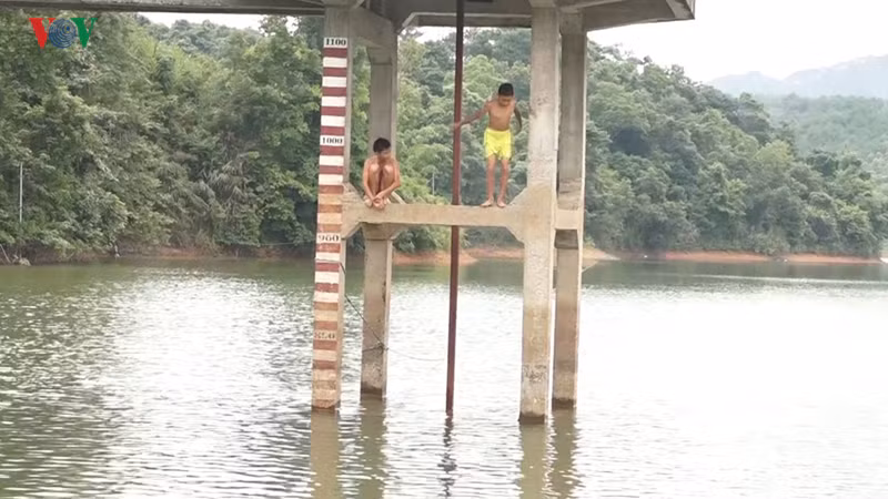ngan chan "tu than" duoi lan nuoc xanh hinh 1