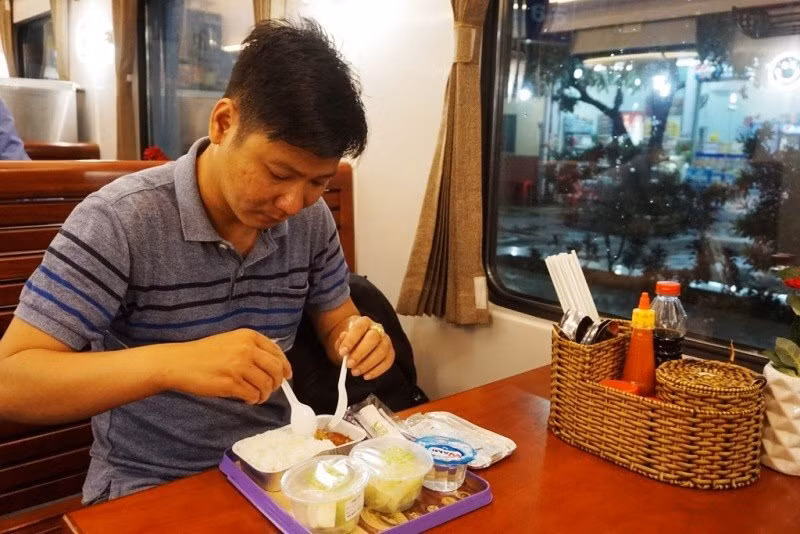 Vì sao dừng miễn phí suất ăn trên tàu hỏa?