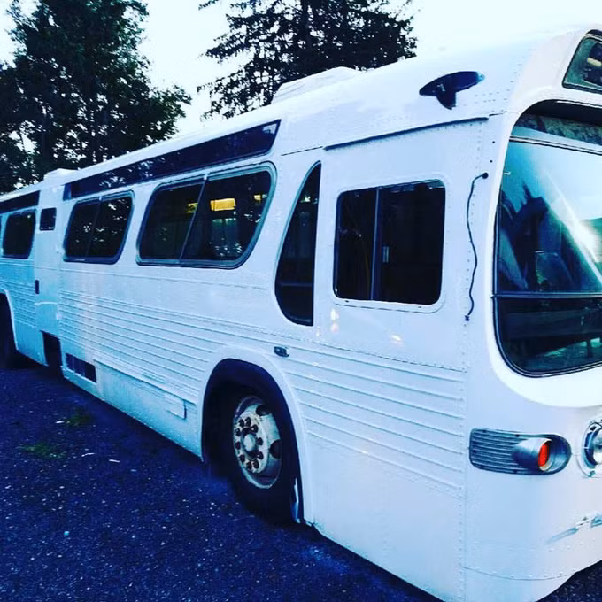 Cô gái bỏ nhà ở thành phố để sống trên xe bus suốt 3 năm