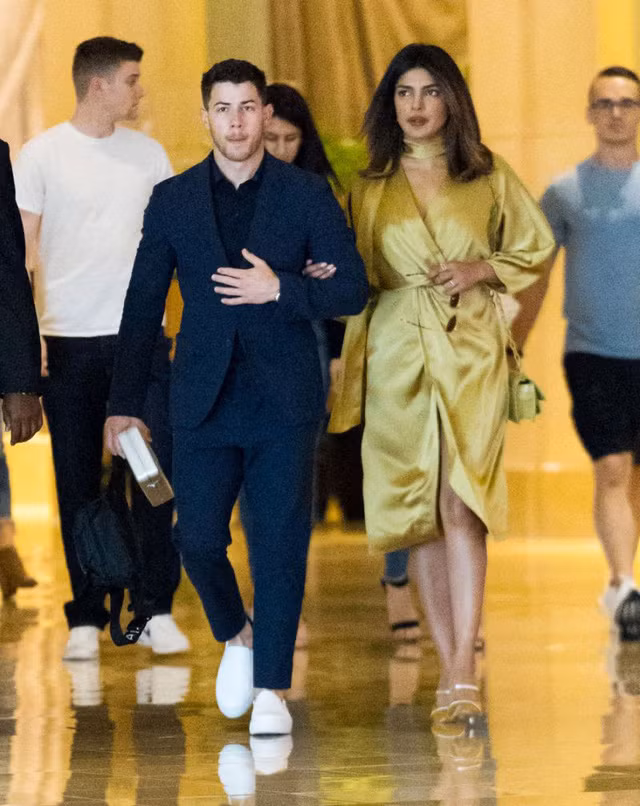  Cựu hoa hậu thế giới Priyanka Chopra sang trọng với bộ váy vàng 
