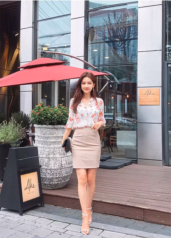Ngày cuối tuần ở công sở, phái đẹp thường có sở thích ăn mặc trẻ trung để tránh phong cách chỉn chu kéo dài trong cả tuần.