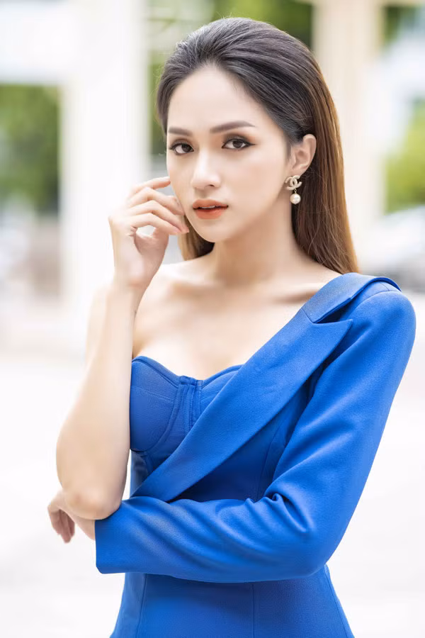 Do lịch trình hoạt động dày đặc, lại di chuyển liên tụcgiữa Việt Nam và Thái Lan nên cô không có thời gian nghỉ ngơi và ăn uống điều độ. Dẫu vậy, mỗi lần xuất hiện tại event, Hương Giang đều giữ được vẻ rạng rỡ, thần thái kiêu sa.
